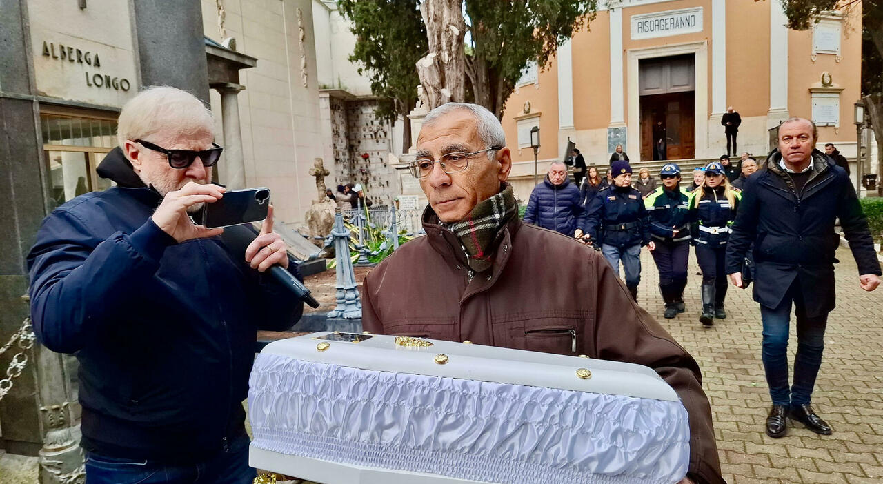 A Bari I Funerali Del Neonato Morto Nella Culla Termica Ti Chiameremo