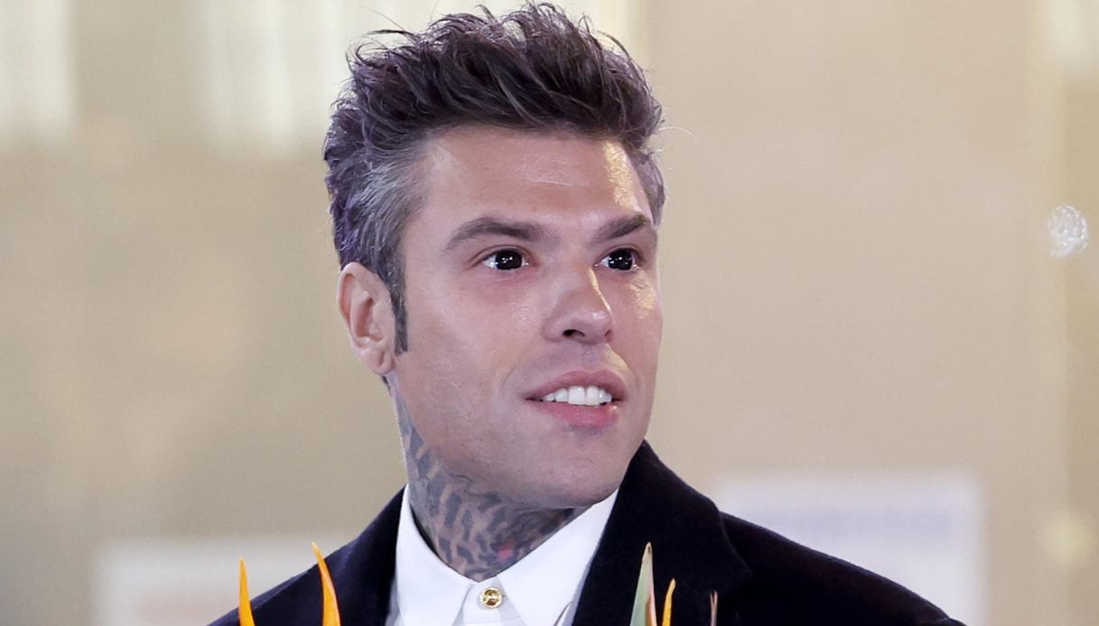 Sanremo Fedez Sfila Sul Tappeto Rosso Con Gli Occhi Neri Da Gatto Sebn