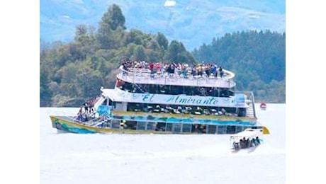 Colombia, imbarcazione con 150 turisti a bordo affonda in un lago