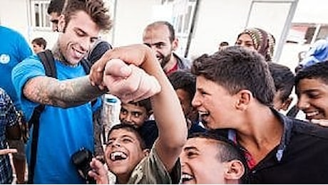 Il viaggio di Fedez tra i rifugiati, al confine con la Siria insieme a Unicef Italia