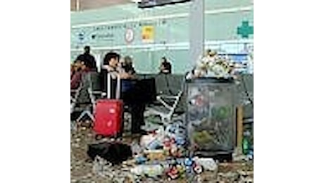 Barcellona, l'aeroporto è una discarica: sciopero pulizie a El Prat