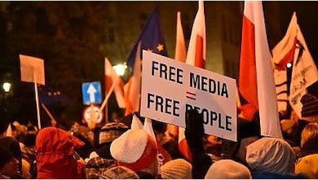 Polonia, proteste davanti Parlamento contro piano per censura media