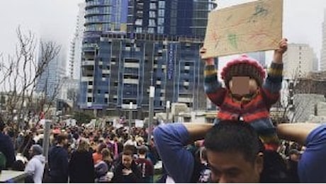 Marcia delle donne, la bimba di 22 mesi simbolo della protesta contro Trump