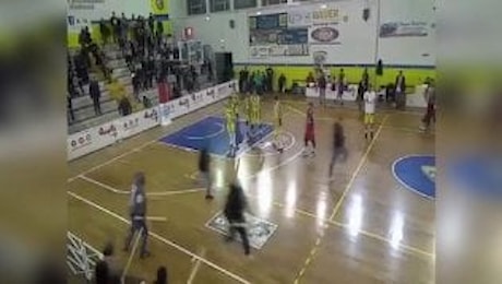 Lecce, blitz degli incappucciati nel match di basket: sprangate ai tifosi del Taranto