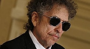 Bob Dylan ha ritirato il Nobel. Cerimonia blindata, ma sembrava contento
