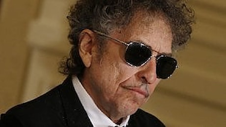 Bob Dylan ha ritirato il Nobel. Cerimonia blindata, ma sembrava contento