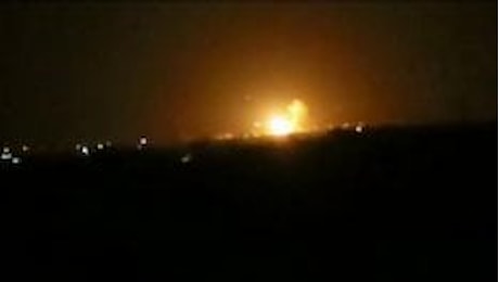 Siria, raid di Israele contro Hezbollah: enorme boato all'aeroporto di Damasco