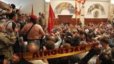 Macedonia, attivisti di destra fanno irruzione in Parlamento: deputati feriti