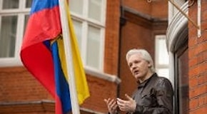 Assange resta in ambasciata. Il suo legale: C'è il rischio che Trump lo usi