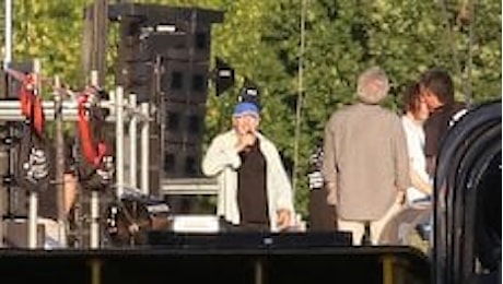 Modena, Vasco Rossi regala un concerto privato a 500 residenti che subiscono i disagi