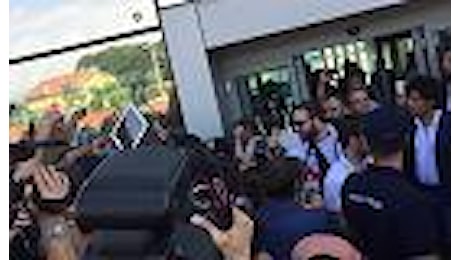 Higuain accolto all'aeroporto di Torino dai tifosi in festa: Chi non salta è napoletano