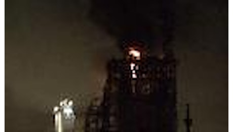 Pavia, esplode raffineria dell'Eni: le fiamme illuminano la notte
