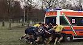 Rugby Cremona, l'ambulanza ko nel fango: placcaggio e spinta dei giganti in campo