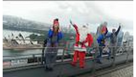 Sydney: Babbo Natale ei suoi elfi hanno scalato Harbour Bridge