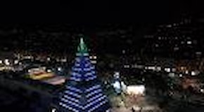 Napoli, ecco Nalbero dall'alto: 40 metri di luce sul lungomare