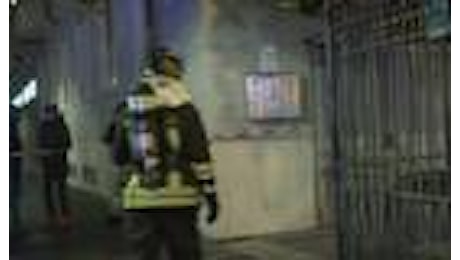 A fuoco un appartamento a Milano, muore una donna di 98 anni: le operazioni dei vigili del fuoco