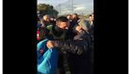 Napoli, giocatori in fila per abbracciare Maradona