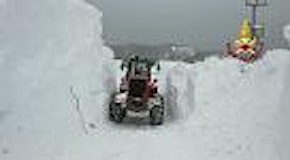 Maltempo nelle Marche, Colle isolato per la neve: i Vigili del Fuoco creano via d'accesso