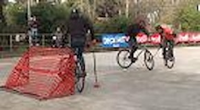 Bari, palla in rete in sella a una bici: gli atleti del bike polo giocano in pineta