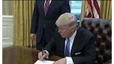 Usa, Trump firma ordini esecutivi tra cui l'uscita da Tpp