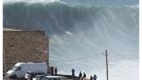 Portogallo, l'impresa del surfista: cavalca onda alta 25 metri