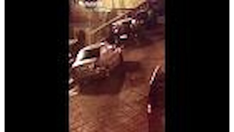 Foggia, il video incastra il piromane 51enne che dà fuoco a un'auto