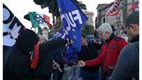 Trattati Ue, militanti di destra tentano di bruciare bandiera Ue sotto il Campidoglio