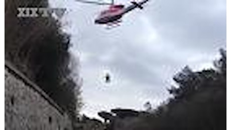 Genova, tir travolge operai al lavori sulla A10: i primi soccorsi dall'elicottero