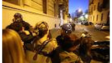 Torino, tensione davanti all'assessorato tra polizia e addetti alle pulizie delle Molinette
