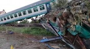 Scontro tra treno e Tir nel Torinese: 2 morti e 23 feriti, tre gravi: indagato il camionista per disastro ferroviario
