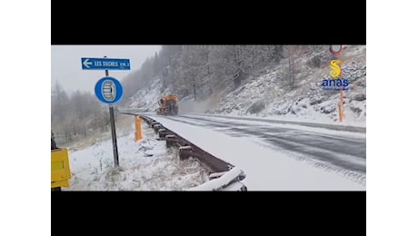 Prima neve, mezzi dell’Anas al lavoro per lo sgombero e la salatura delle strade