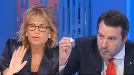 Gruber-Salvini, scontro in diretta tv: Lei dice fake news su di me. E lui le regala un cioccolatino