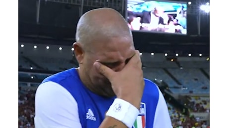 Sorrisi, lacrime e applausi: così Adriano dice addio al calcio