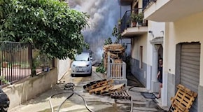 Reggio, incendio devasta un capannone: evacuate diverse abitazioni