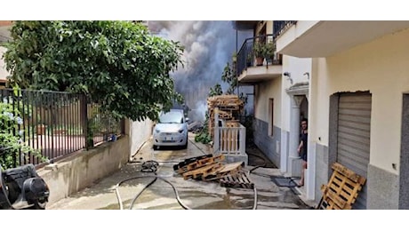 Reggio, incendio devasta un capannone: evacuate diverse abitazioni