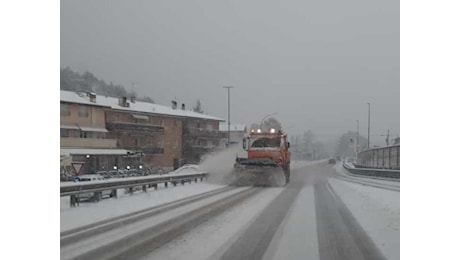 Nevica in Trentino: mezzi di sgombero neve in azione sui passi