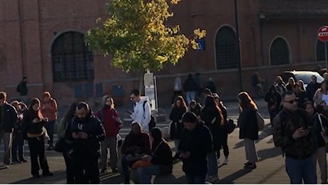 Sciopero bus e tram a Firenze, tanti in attesa alle pensiline: «Ho fatto il turno di notte e alle 9 sono ancora qua...»