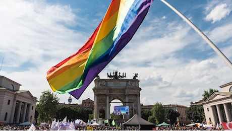 Milano, il giorno del Pride: gli orari della sfilata e gli artisti all'Arco della Pace