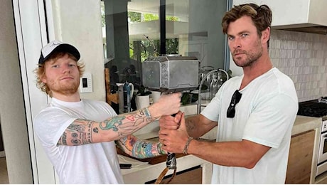 Chris Hemsworth sorprende 70.000 fan suonando la batteria al concerto di Ed Sheeran