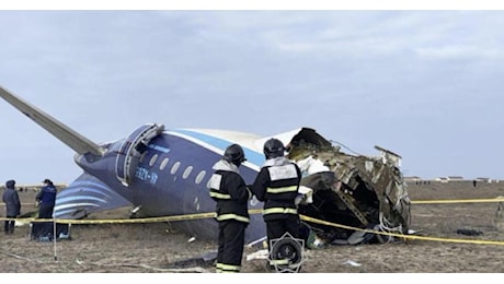 Aereo caduto in Kazakistan, volo di linea azero precipitato: 39 morti e 28 superstiti, ipotesi di impatto con volatili