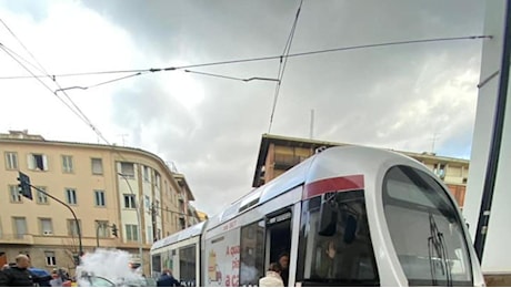 Firenze, incidente auto contro il tram: viale Rosselli chiuso per alcune ore, caos traffico