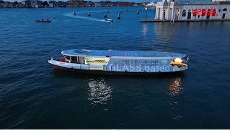 VIDEO Venezia, il vetro di Murano in mostra sul vaporetto Glass Bateo