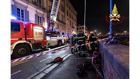 Firenze: uomo cade in Arno, soccorso dai vigili del fuoco