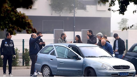 Un delitto, mille domande. Massacrato con tredici coltellate. Orrore all’alba nel parcheggio