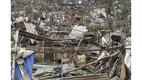 Scene apocalittiche a Mayotte dopo il passaggio del ciclone Chido