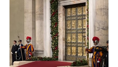 Giubileo, Papa Francesco in San Pietro davanti alla Porta Santa