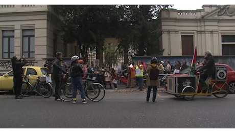 Vigile urbano investito davanti a scuola a Milano. La manifestazioni di alunni e famiglie