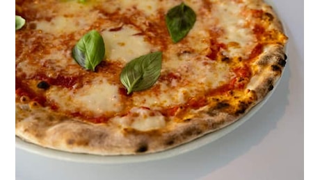 Dove costa di meno mangiare la pizza? Da Nord a Sud, la classifica delle città italiane