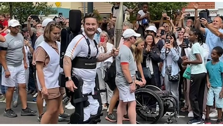 Kevin Piette, tennista disabile porta la fiamma olimpica grazie all'esoscheletro: il video commuove il web