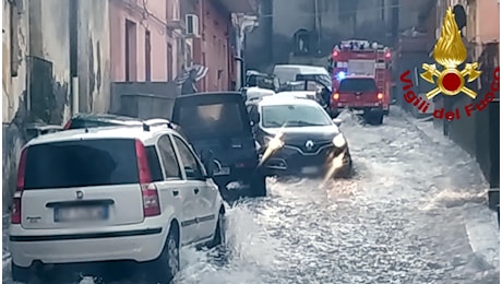 Maltempo e allerta rossa a Catania, situazione critica ad Acireale: strade allagate e persone bloccate in auto